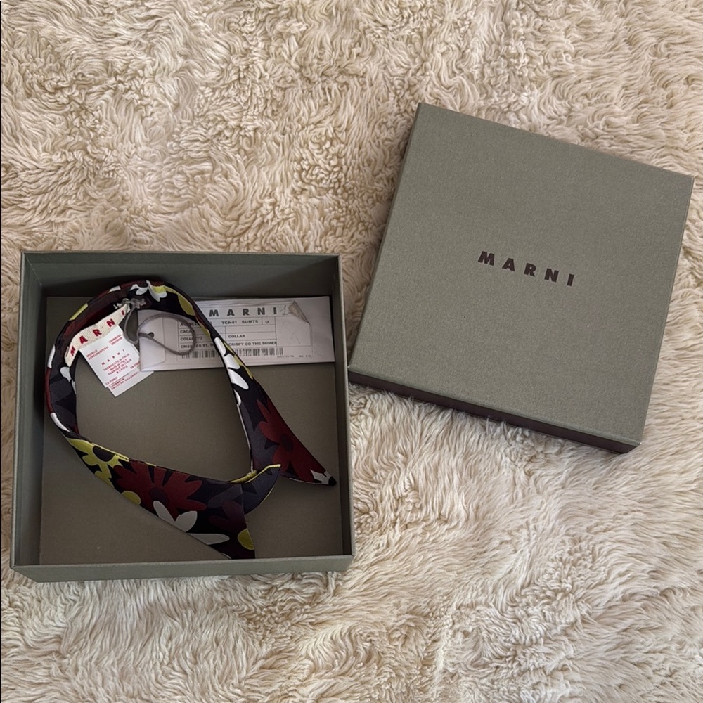 Marni Floral neck button collar